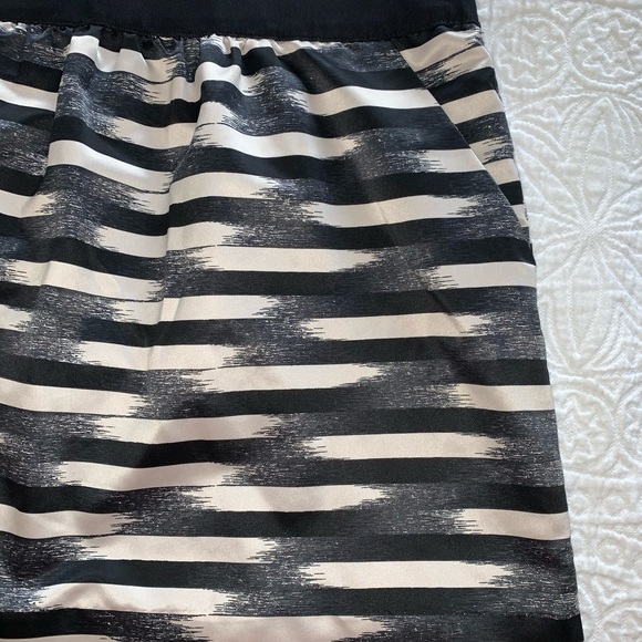 Patterned mini skirt - Picture 2 of 2